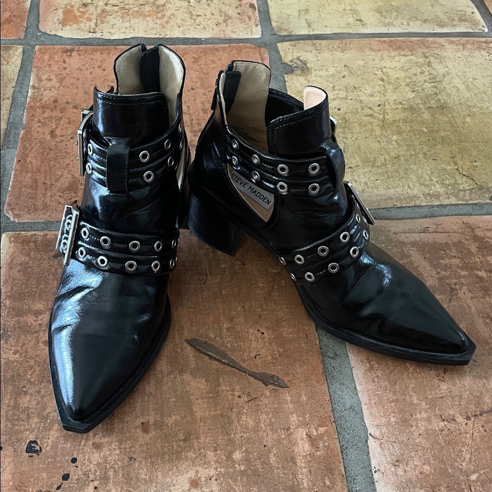 Steve Madden Black Patent Leather Grazia Size 11 Women's Bootie Buckle Accents